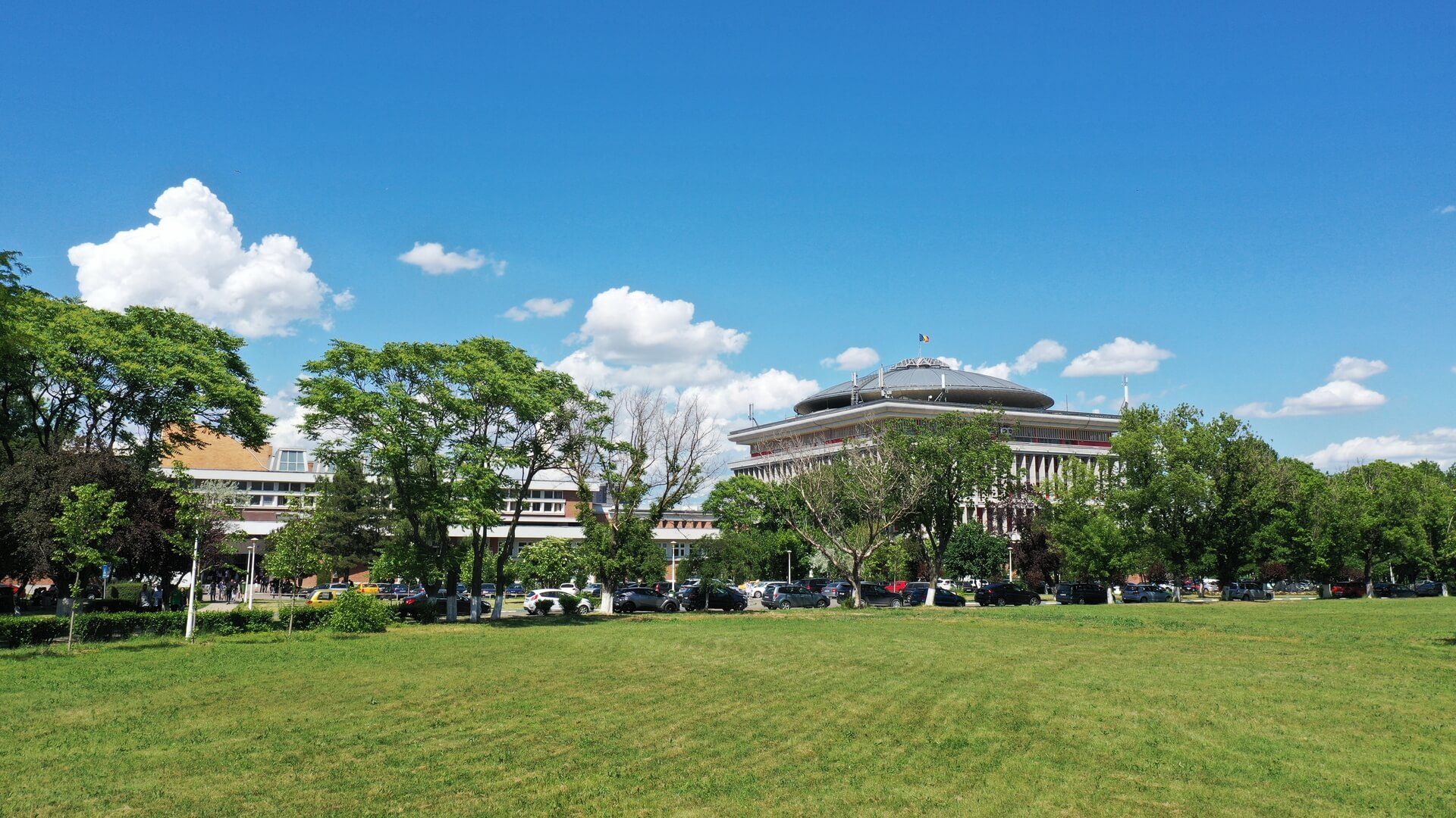 Student fericit cu laptop